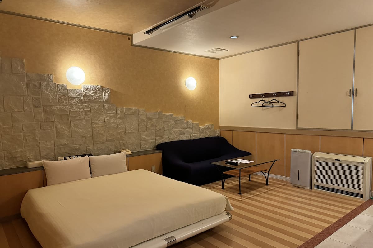 Minibar, wifi gratis y ropa de cama