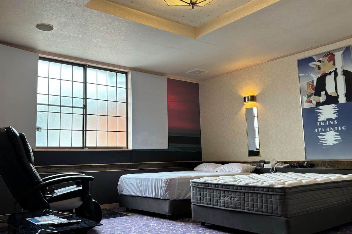 Minibar, wifi gratis y ropa de cama