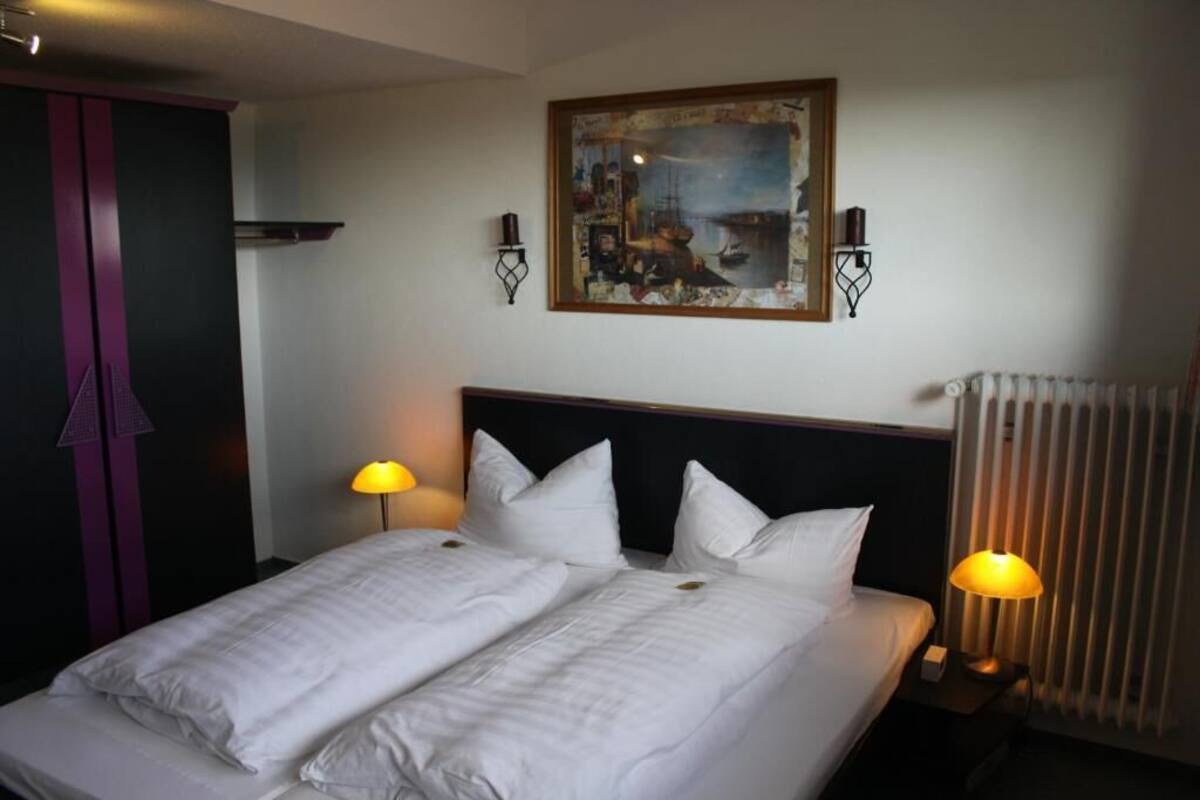 in-room safe, free wifi, bed sheets