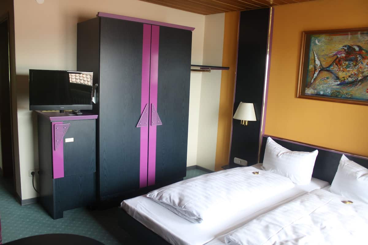 In-room safe, free WiFi, bed sheets