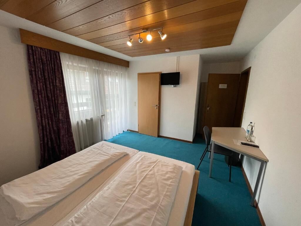 Zimmersafe, kostenloses WLAN, Bettwäsche