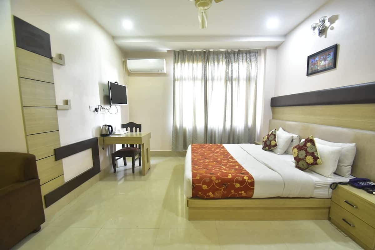 ROYAL PREMIUM | Minibar, in-room safe, individually furnished, desk