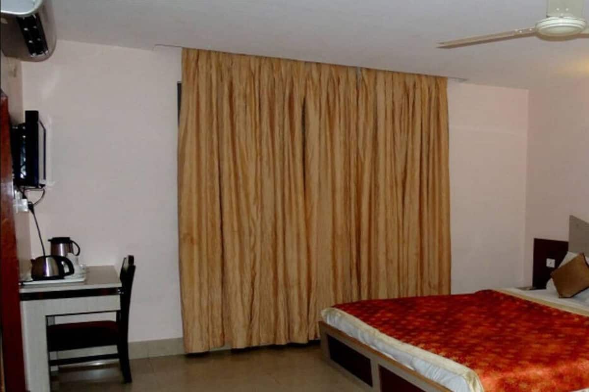 Frigobar, cofres nos quartos, escrivaninha