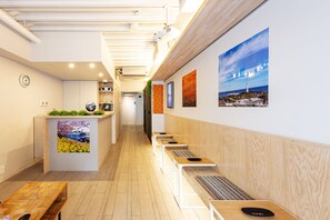 Reception - Plat Hostel Keikyu Asakusa Station (Tokyo)