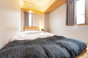 Habitación doble, baño compartido | Cortinas opacas, wifi gratis, ropa de cama