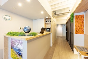 Reception - Plat Hostel Keikyu Asakusa Station (Tokyo)