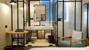 A modern hotel room with a central sink, a round table, a chair, and a bed. - One Flight Apartment Bao'an Branch (Shenzhen)