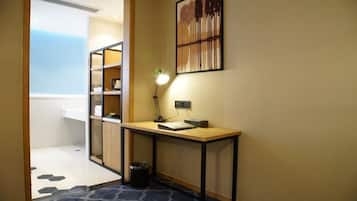 Deluxe Twin Room | In-room safe, desk, iron/ironing board, rollaway beds