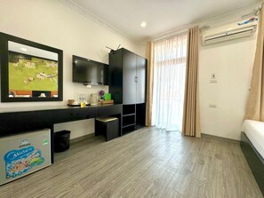 Tremannsrom, balkong, byutsikt | Minibar, safe på rommet, skrivebord og lydisolert