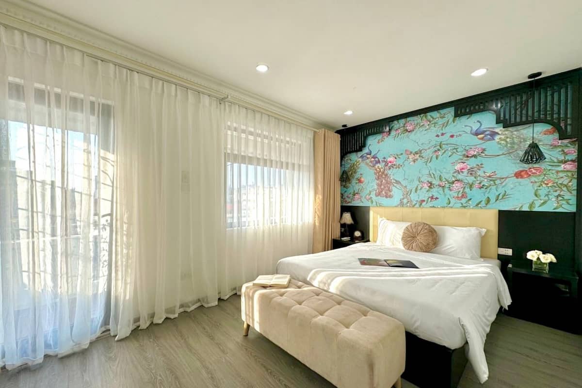 Junior Suite, 1 Queen Bed, Balcony, City View | Minibar, in-room safe, desk, soundproofing