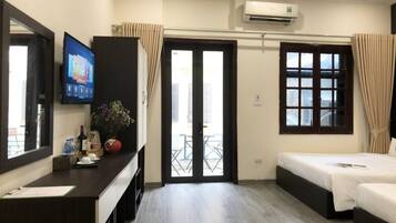 Suite familiar, balcón, vista a la ciudad | Vista a la ciudad