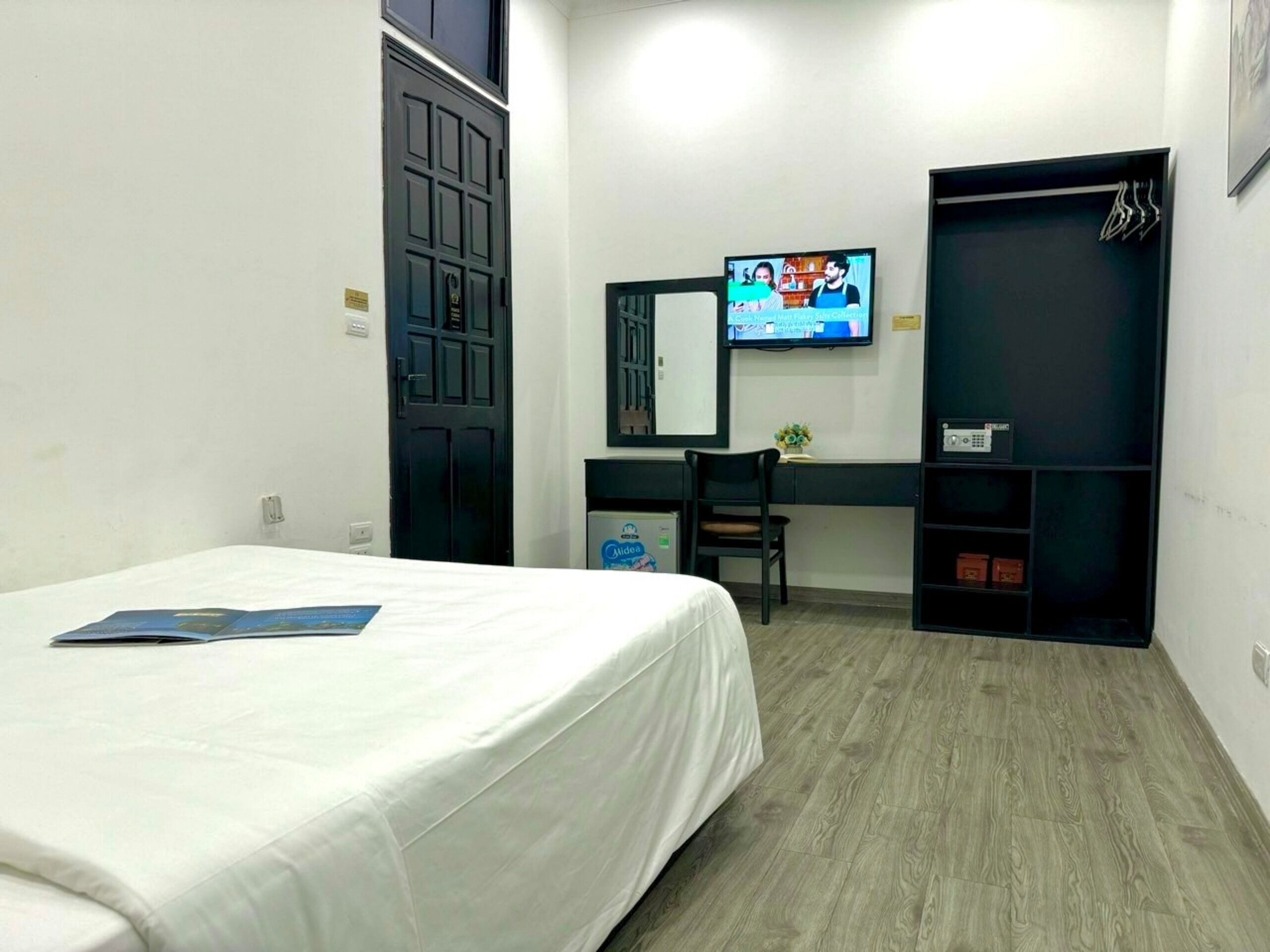 deluxe double or twin connecting room | 1 bedroom, minibar, in-room safe, desk