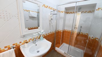 Quarto casal (Gialla) | Banheiro | Chuveiro, produtos de toalete grátis, secador de cabelo, bidê