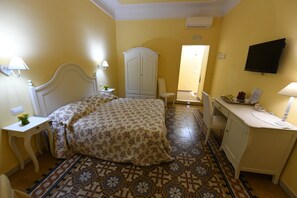 A bedroom with a bed, a desk, a wardrobe, and a television. - Buonanotte Roma 2 (Rome)