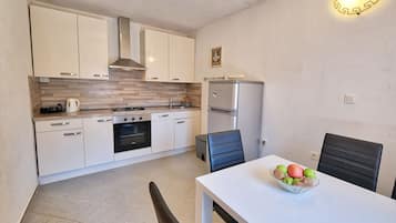 Traditional House, 1 Bedroom, Mountainside | Private kitchen | Full-size fridge, oven, stovetop, dishwasher