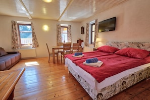 Maison Traditionnelle, 1 chambre, côté montagne | Coin séjour | Télévision LCD