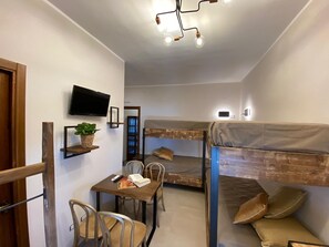 City-Vierbettzimmer, eigenes Bad (City) | 1 Schlafzimmer, hochwertige Bettwaren, Minibar, Zimmersafe