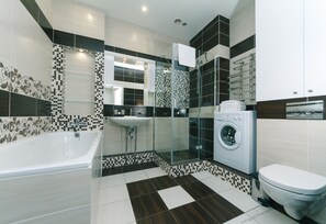Business Apartment, 1 Bedroom, Balcony | Bathroom | Combined shower/tub, deep soaking tub, towels - VIP Apartment Company (Kyiv)