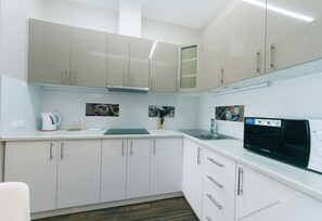 Refrigerador, microondas, utensilios de cocina