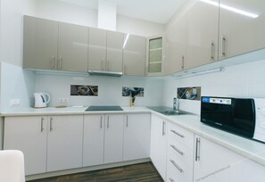 Business Apartment, 1 Bedroom, Balcony | Private kitchenette | Fridge, microwave, cookware/dishes/utensils