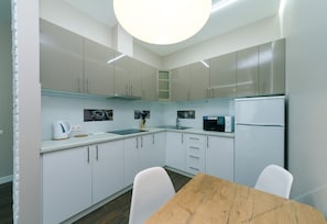 Refrigerador, microondas, utensilios de cocina