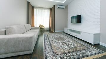 Apartamento empresarial, 1 quarto, sacada | Sala de estar | TV de tela plana