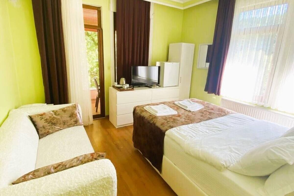 Premium bedding, minibar (free items), soundproofing, WiFi (free)
