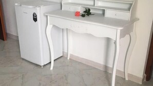 A white desk with drawers and a small white refrigerator next to it. - B&B Arcobaleno (Gallipoli)