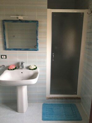 Comfort Double Room | Bathroom | Shower, rainfall showerhead, free toiletries, bidet - B&B Arcobaleno (Gallipoli)
