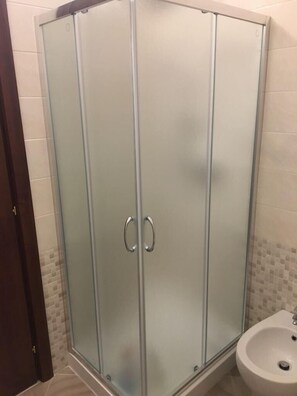 Triple Room | Bathroom shower - B&B Arcobaleno (Gallipoli)