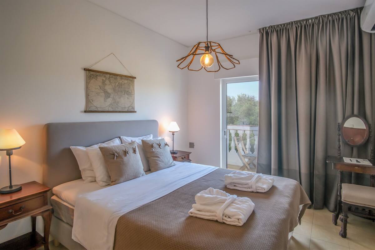 Double Room With Balcony | Minibar, safe på rommet, strykejern/-brett og wi-fi (inkludert)