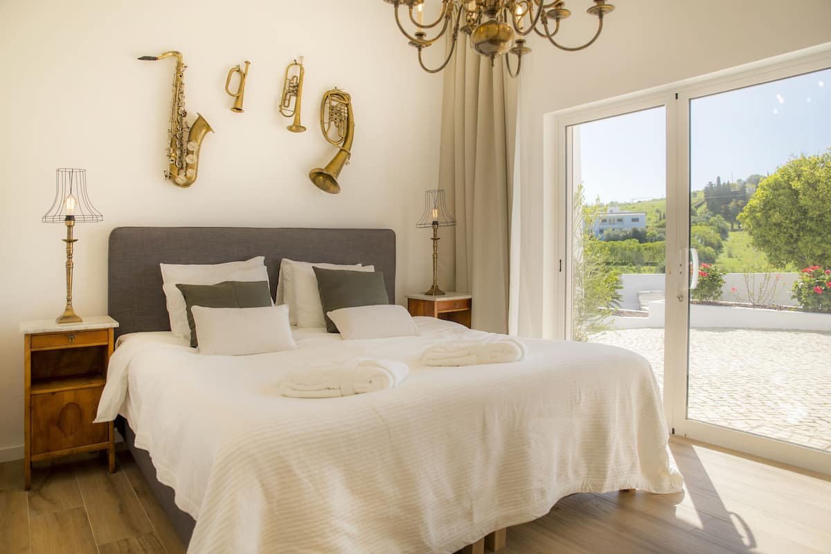 Queen Room With Pool View | Minibar, safe på rommet, strykejern/-brett og wi-fi (inkludert)