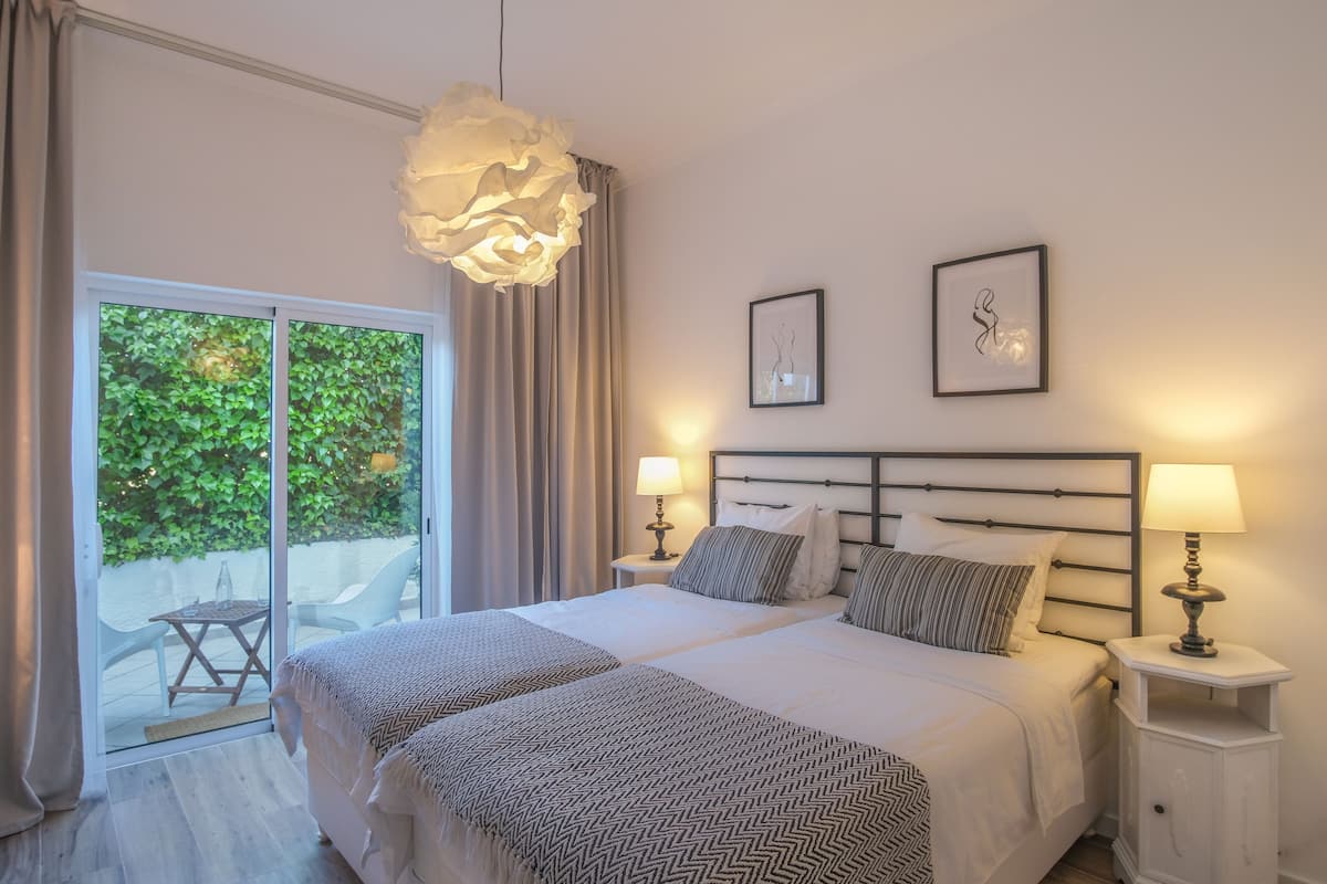 Large Double or Twin Room | Minibar, safe på rommet, strykejern/-brett og wi-fi (inkludert)