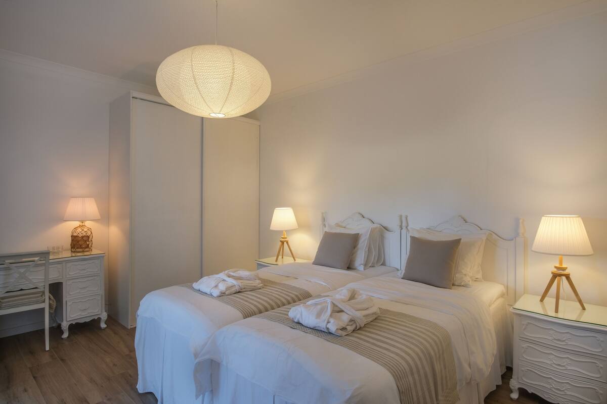 Dobbelt- eller tomannsrom – deluxe | Minibar, safe på rommet, strykejern/-brett og wi-fi (inkludert)