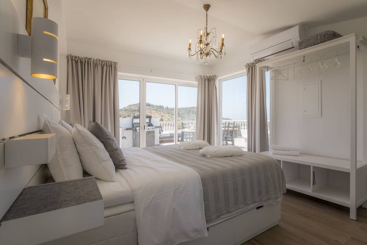 Suite With Private Small Pool | Minibar, safe på rommet, strykejern/-brett og wi-fi (inkludert)