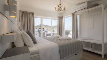 Suite With Private Small Pool | 1 habitación, minibar y caja de seguridad en la habitación