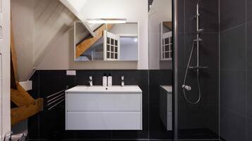 Articles de toilette gratuits, sĂšche-cheveux, serviettes fournies, savon