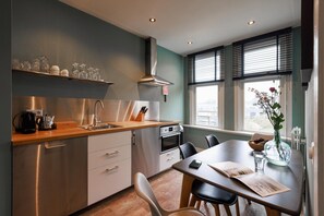 Flat-screen TV -  Bloemendaal Hotel Collection Apartments (Bloemendaal)