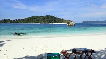 Accommodatie ligt op het strand, ligstoelen, strandlakens, snorkelen