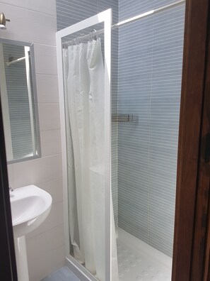 Studio, Whirlpool | Badezimmer | Komfortbadewanne, Regendusche, kostenlose Toilettenartikel, Haartrockner