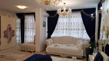 Studio Suite Exclusive, 1 phòng ngủ | Khu phòng khách | TV màn hình phẳng
