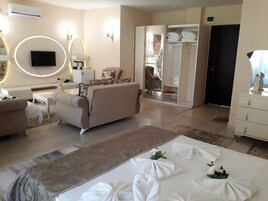 Exclusive Studio Suite, 1 Bedroom | Bathroom | Shower, free toiletries, hair dryer, bathrobes