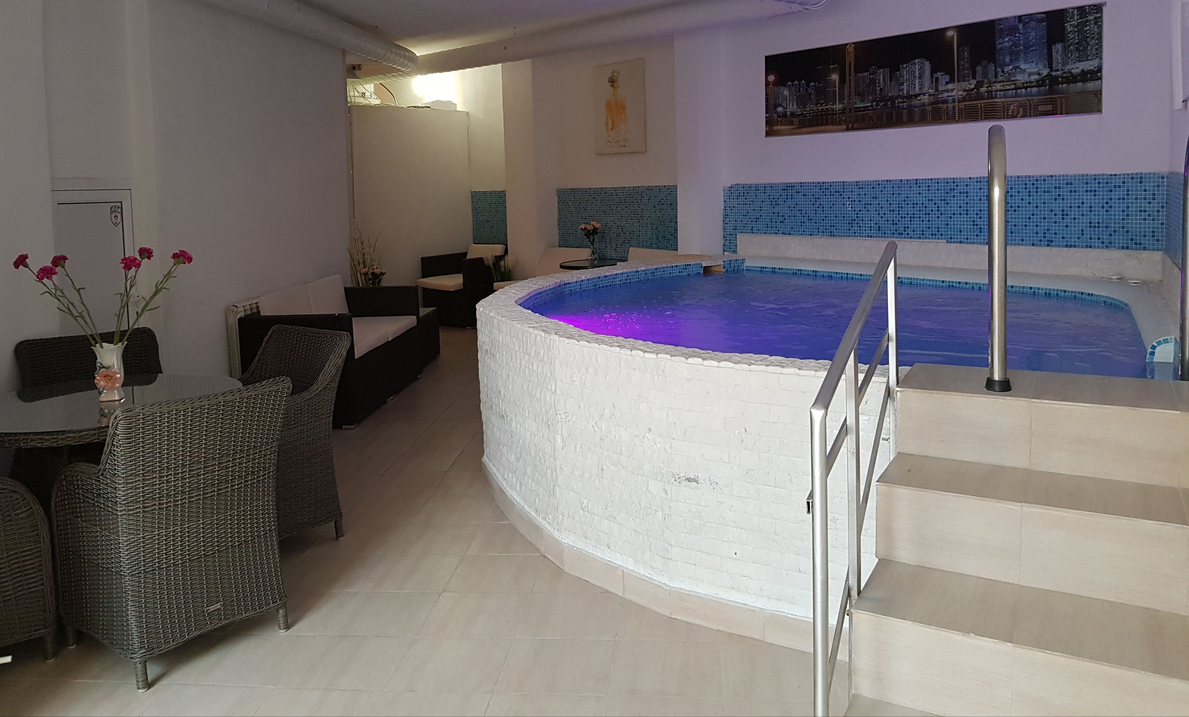 สระว่ายน้ำในร่ม, สระว่ายน้ำกลางแจ้ง, ร่มริมสระว่ายน้ำ