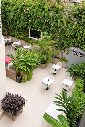 A rooftop garden with outdoor seating and various plants. - Le 22 Appart' Hôtel Casablanca (Casablanca)