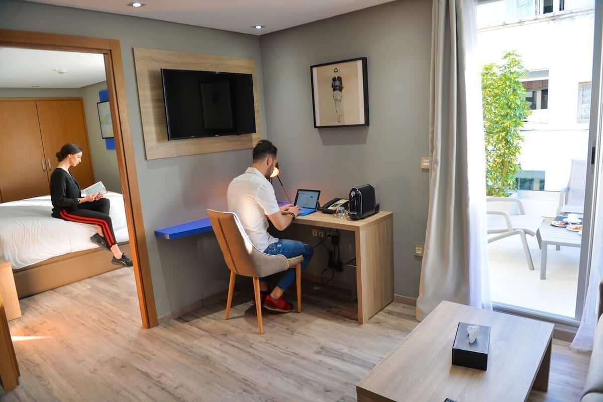 Appartement Sénior, balcon, vue sur le jardin | Aire de séjour | Téléviseur à écran plat de 40 po avec télévision par cùble, téléviseur
