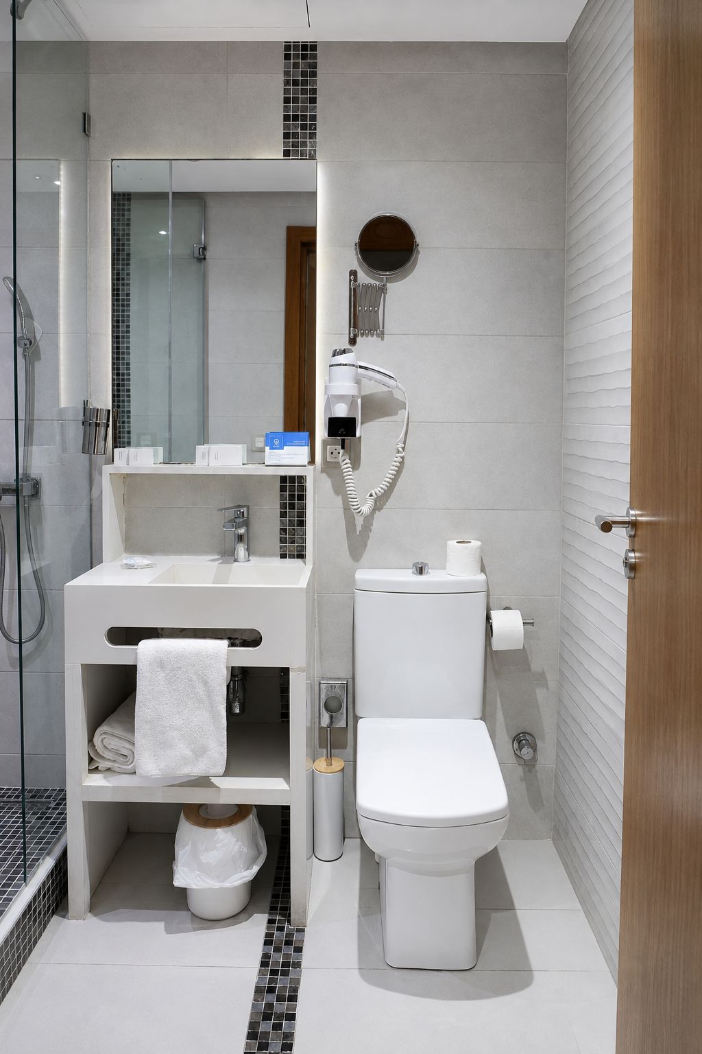 Un baño moderno con inodoro, lavamanos y ducha.