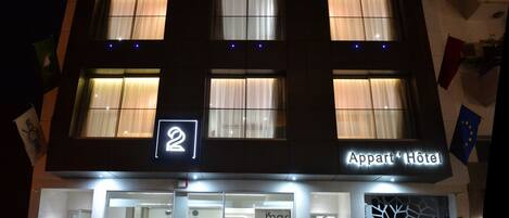 施設の正面 (日没後)