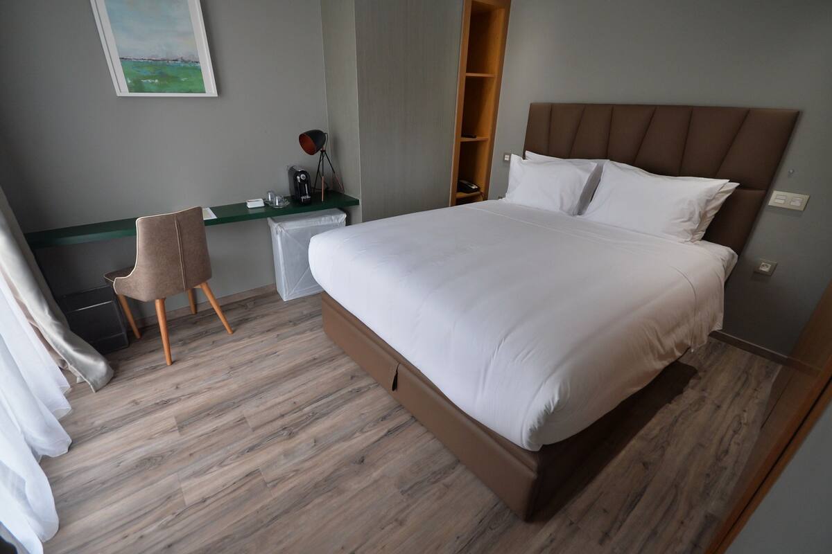 1 ห้องนอน, เครื่องนอนระดับพรีเมียม, เตียงพร้อมฟูกเสริมที่นอน