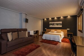 Caja de seguridad en la habitación y tabla de planchar con plancha