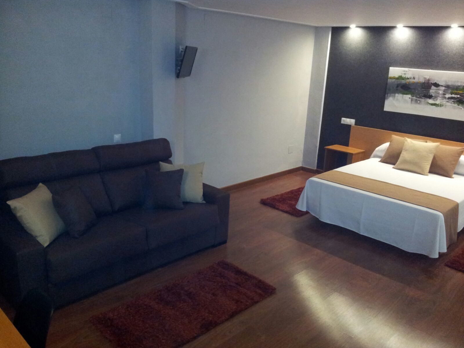 Perhehuone | Tallelokero huoneessa, silitysrauta/-lauta, ilmaiset vauvansängyt